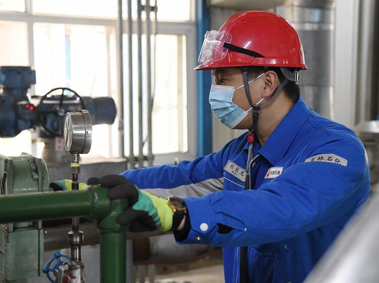 吉林石化炼油厂超前筑牢冬季安全生产防线 护航炼油生产专用设备稳定运行